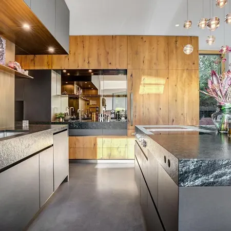 Lakeside Luxury In Elegant With Stunning Pool *