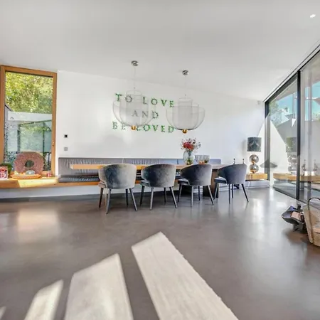 Apartmán Lakeside Luxury In Elegant With Stunning Pool *