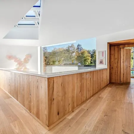 Lakeside Luxury In Elegant With Stunning Pool *