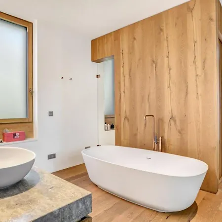 Lakeside Luxury In Elegant With Stunning Pool Apartmán